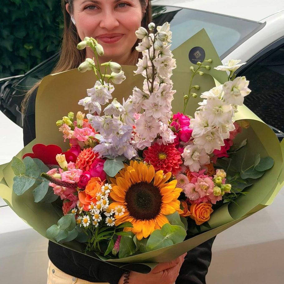 Vom Floristen Blumenlieferung Boqueteria Bunte Blumenstrauß mit Pfingstrosen in Rosa und Weiß, umgeben von Eukalyptus.