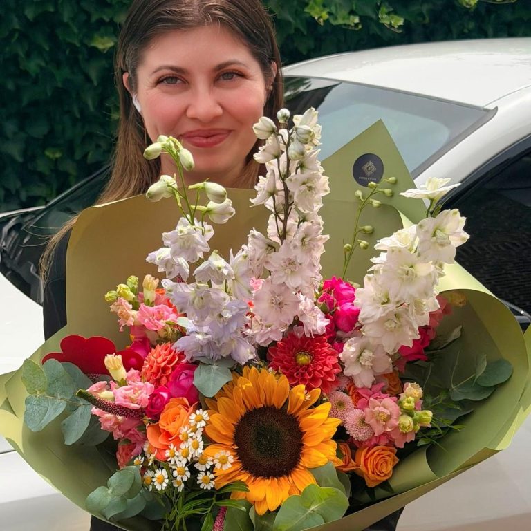 Geburtstagsstrauß vom Floristen in Steinhagen Ein üppiger Blumenstrauß mit Pfirsich- und weißen Rosen, Eukalyptus und zarten Akzenten.