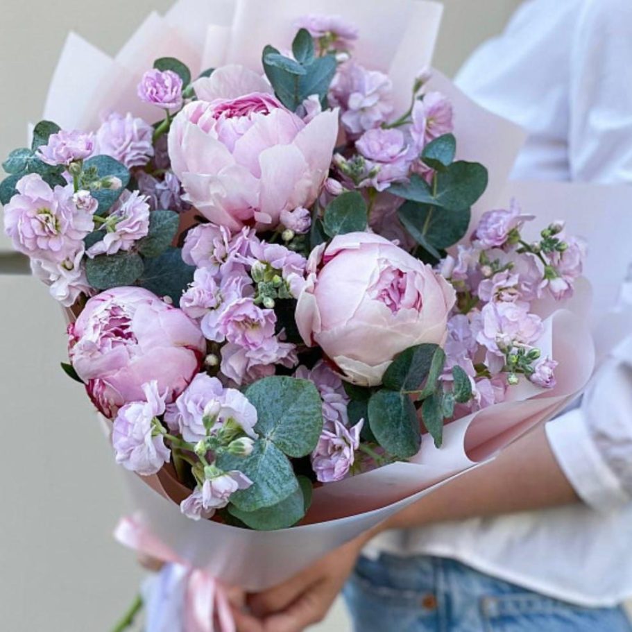 Firmen Jubiläum Blumenstrauß vom Floristen in Steinhagen Bunte Blumenstrauß mit Sonnenblumen, Lilien und verschiedenen Gräsern, gewidmet zum 10. Jubiläum.