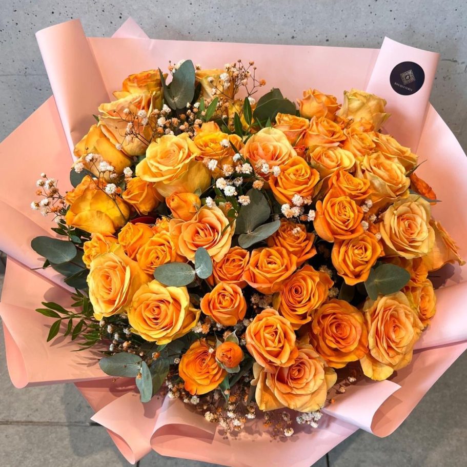 Geburtstagsstrauß vom Floristen in Steinhagen Ein üppiger Blumenstrauß mit Pfirsich- und weißen Rosen, Eukalyptus und zarten Akzenten.