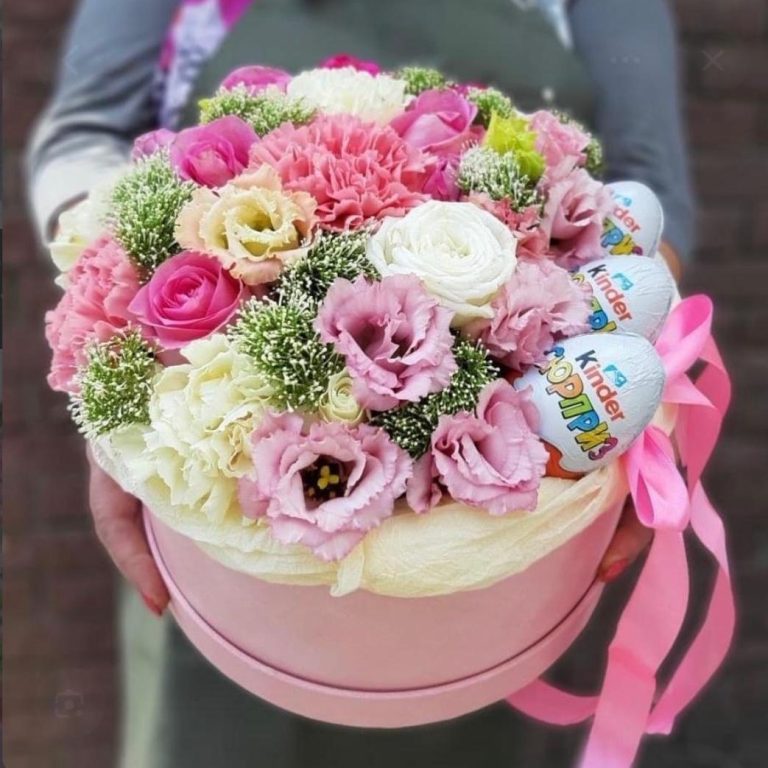 Geburtstagsstrauß vom Floristen in Steinhagen Bunte Blumenstrauß mit Karte „30. Geburtstag“ in Rosa- und Lilatönen.