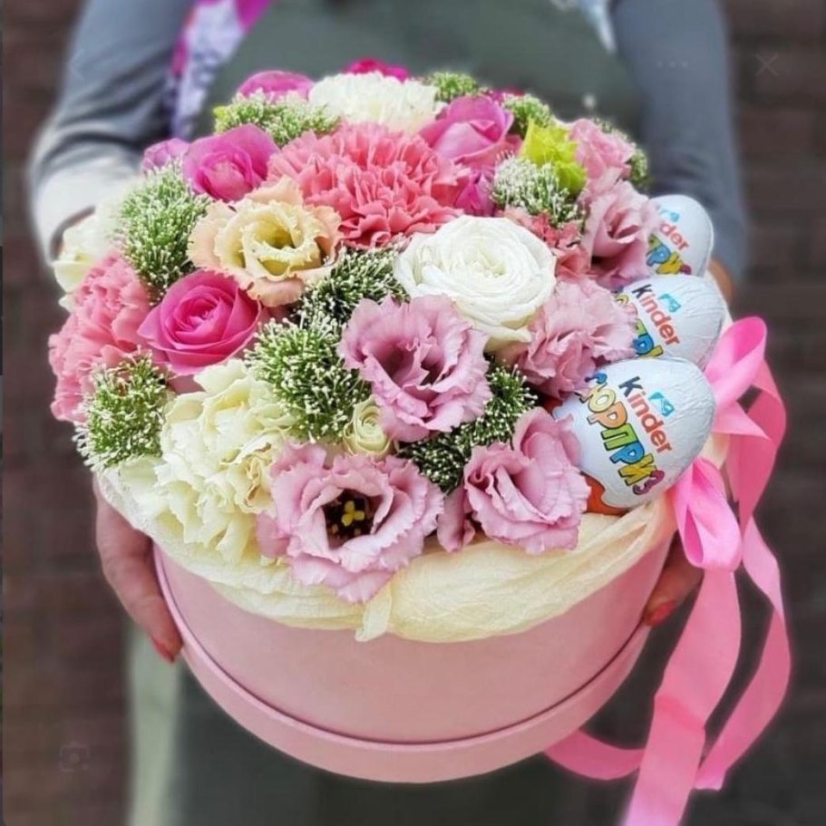Geburtstagsstrauß vom Floristen in Steinhagen Bunte Blumenstrauß mit Karte „30. Geburtstag“ in Rosa- und Lilatönen.