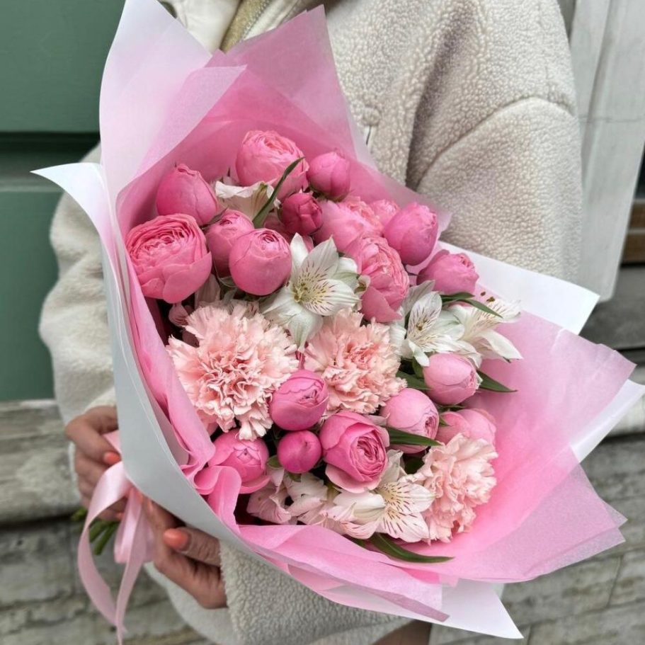 Vom Floristen Blumenlieferung Boqueteria Bunte Blumenstrauß mit Pfingstrosen in Rosa und Weiß, umgeben von Eukalyptus.