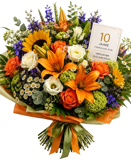 Vom Floristen Blumenlieferung Boqueteria Bunter Blumenstrauß mit roten Amaryllis, weißen Hortensien und grünen Zweigen.