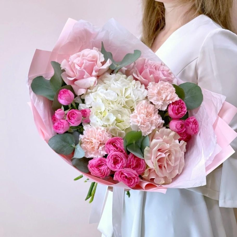 Blumen kaufen in der Nähe. liefern lassen in Steinhagen Bunter Blumenstrauß mit Rosen, Eukalyptus und zarten Akzenten in Pastellfarben.