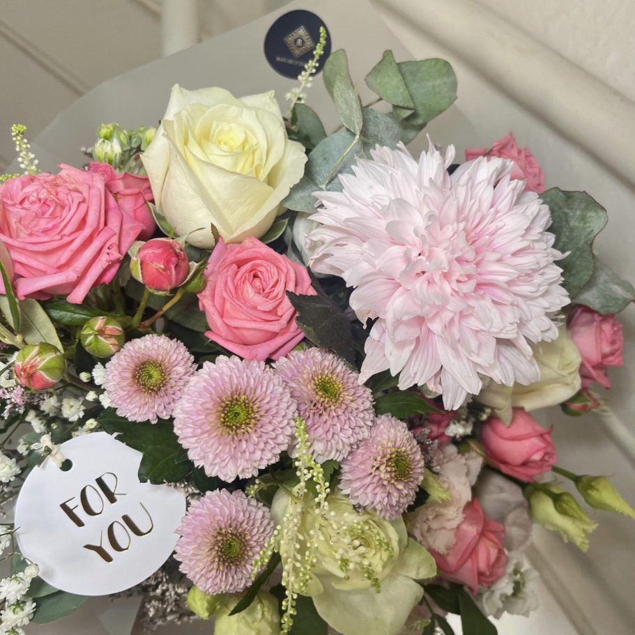Geburtstagsstrauß vom Floristen in Steinhagen Ein üppiger Blumenstrauß mit Pfirsich- und weißen Rosen, Eukalyptus und zarten Akzenten.