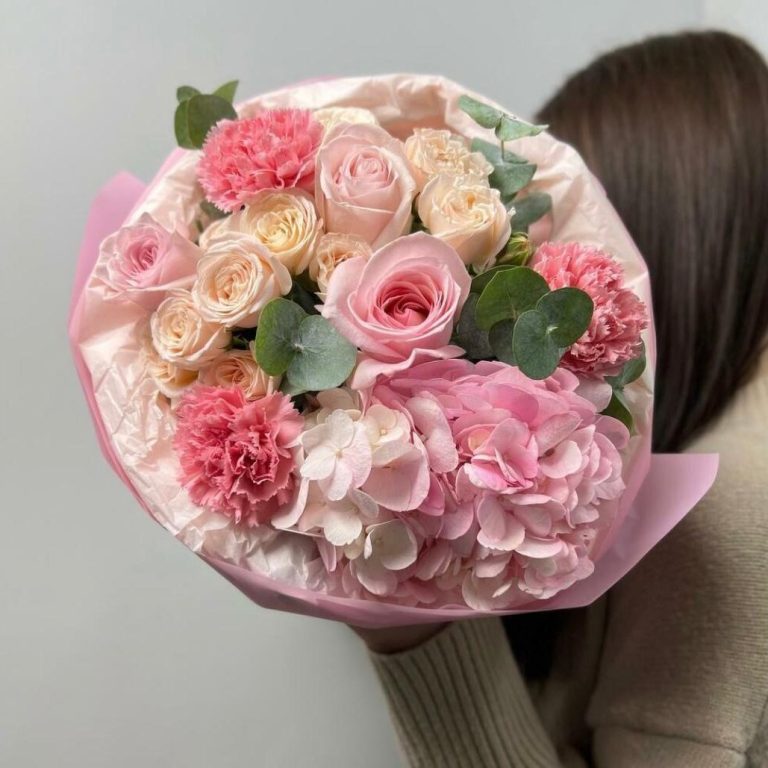 Vom Floristen Blumenlieferung Boqueteria Bunte Blumenstrauß mit Pfingstrosen in Rosa und Weiß, umgeben von Eukalyptus.