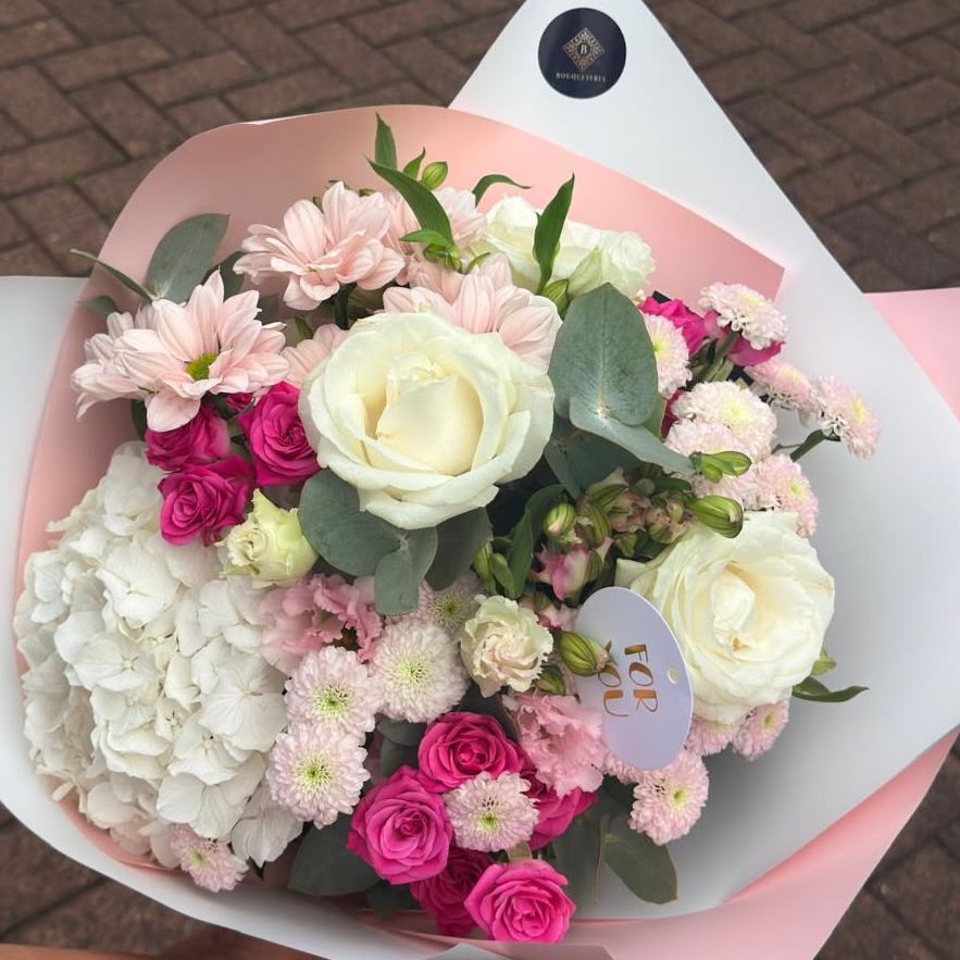 Geburtstagsstrauß vom Floristen in Steinhagen Ein üppiger Blumenstrauß mit Pfirsich- und weißen Rosen, Eukalyptus und zarten Akzenten.