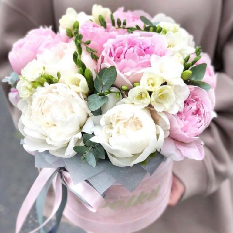 Geburtstagsstrauß vom Floristen in Steinhagen Ein üppiger Blumenstrauß mit Pfirsich- und weißen Rosen, Eukalyptus und zarten Akzenten.